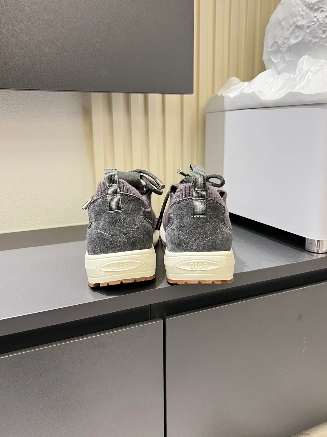 p380 Dior B80 sneakers are a new product of Dior men's series, focusing on comfort and fashion. The upper is made of breathable mesh + fabric splicing, which is lightweight and fits the shape of the foot, making it super comfortable for daily wear. The sole is made of rubber, which has great grip and wear resistance, and is suitable for commuting or light sports. The overall style is simple, the gray tone is versatile, and the shoelaces are adjustable for a more stable fit. Designed by Kim Jones, it is both practical and trendy. It is one of the new hot items in early spring①. size: 38-45 (45 customized)